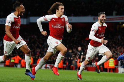 Aubameyang, Guendouzi y Papastathopoulos corren tras Lacazette, que marcó dos goles a Loris.-ADRIAN SMITH