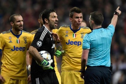 La expulsión de Buffon en el Bernabéu.-OSCAR DEL POZO