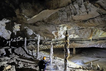 Impresionante conjunto de estalactitas y estalagmitas del karst.-ISRAEL L. MURILLO