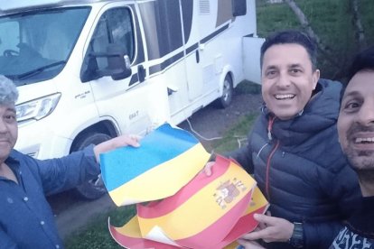 Íñigo López (derecha) se topó durante los primeros compases de su viaje con Antonio y Alberto, otros dos altruistas autocaravaneros procedentes de Madrid. ECB