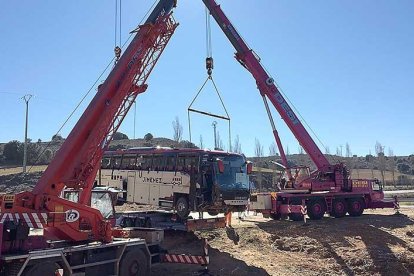 Los trabajos de rescate del autocar siniestrado se reanudaron ayer por la mañana.-GRÚAS DESI