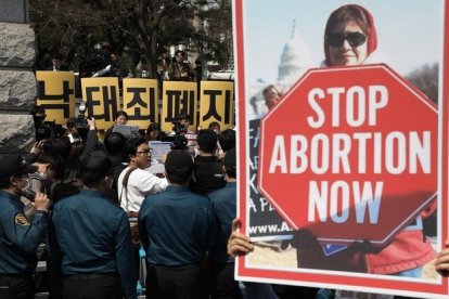 Varias personas protestan contra la ley del aborto frente al Tribunal Constitucional en Seúl Corea del Sur  antes del anuncio de su veredicto.-EFE / YONHAP