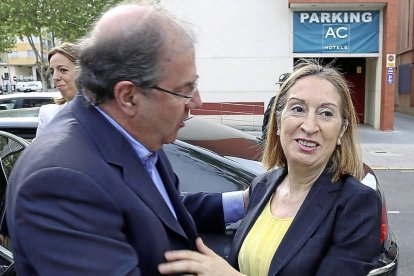 Juan Vicente Herrera, en Zamora, junto a la ministra de Fomento Ana Pastor.-Ical