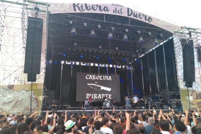 Carolina Durante arrastró a un considerable número de asistentes durante su actuación en el escenario Ribera del Duero.-DIARIO DE LA RIBERA