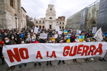 Medio millar de personas se movilizan contra la guerra. TOMÁS ALONSO