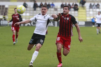 Alarcón pugna por un balón con un defensor del Arenas en el choque de ayer