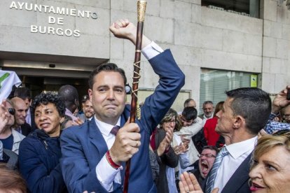 Daniel de la Rosa abandonó el Ayuntamiento como alcalde entre vítores, con el bastón de mando en mano. SANTI OTERO