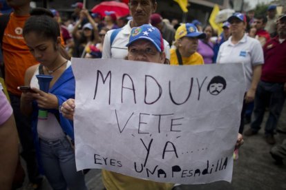 Protesta contra el Gobierno de Maduro, el sábado en Caracas.-AP / ARIANA CUBILLOS