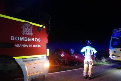 Los Bomberos de Aranda acudieron al lugar del accidente para rescatar a la víctima, atrapada en el vehículo. BOMBEROS DE ARANDA