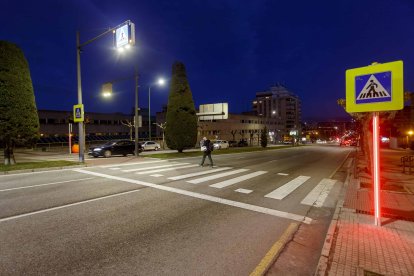 La nueva iluminación en el poste vertical de color rojo se activa cuando pasa una persona. SANTI OTERO