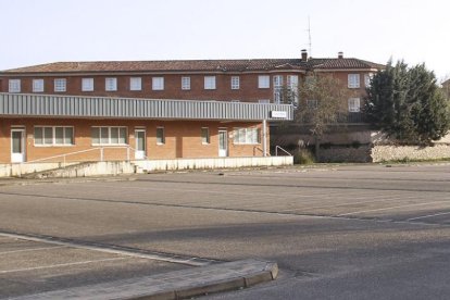 Imagen de archivo del edificio que ocupará Párkinson Burgos cuando se formalice la cesión.-ISRAEL L. MURILLO