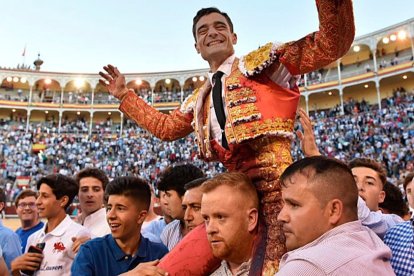 Ureña dona un vestido de torear para Aranda. ECB