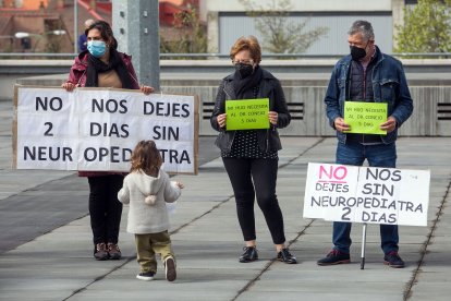 Imagen de la concentración de familias afectadas frente al HUBU. TOMÁS ALONSO