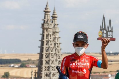 Buitrago celebra en el podio su victoria en El Castillo. SANTI OTERO