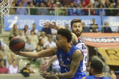 Tokoto entra a canasta en el duelo ante Manresa-Santi Otero