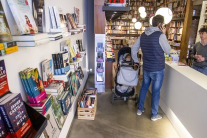 Álvaro Manso, de Luz y Vida, atendía ayer a uno de los clientes que se acercó con cita previa a su tienda. SANTI OTERO