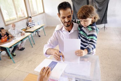 Un marroquí vota durante las elecciones legislativas en un colegio electoral en Rabat.-ABDELHAK SENNA / EFE