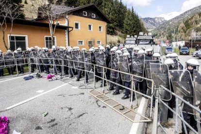 Cordón policial durante una manifestación contra los planes del Gobierno de Austria, en el paso fronterizo de Brenner, el día 24.-EFE / JAN HETFLEISCH