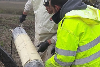 Trabajadores de una empresa contratada por Acciona para reparar juntas en el colector. ECB