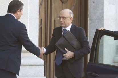 El exministro Cristóbal Montoro, a su llegada al Supremo.-DAVID CASTRO