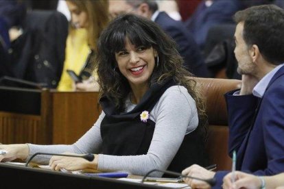 La líder de Adelante Andalucía, Teresa Rodríguez, junto al que fuera número dos de la formación y excoordinador de IU-CA, Antonio Maillo, en la investidura de Juanma Moreno en Andalucía / JOSE MANUEL VIDAL (EFE)-EFE / JOSÉ MANUEL VIDAL