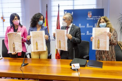 Las responsables sanitarias y el delegado territorial de la Junta, en la presentación de la campaña contra la gripe . SANTI OTERO