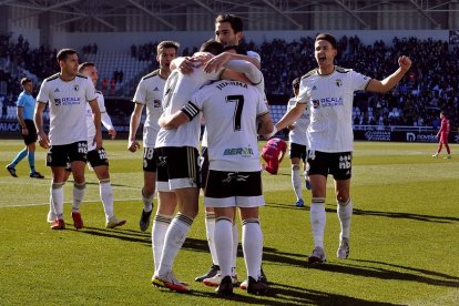 Los jugadores del Burgos celebran el primer gol de Juanma ante el Leganés. TOMÁS ALONSO