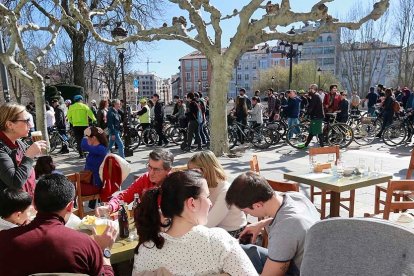 La manifestación de ciclistas pasa por delante de las terrazas del Espolón. RAÚL OCHOA