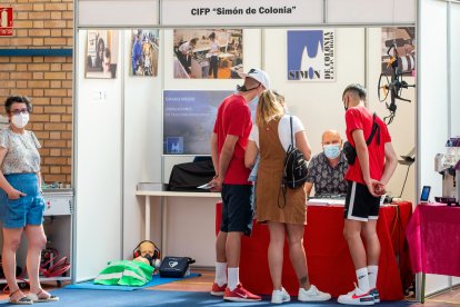 Imagen de uno de los stands de la muestra de FP. SANTI OTERO