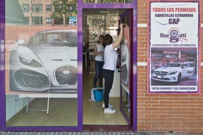 Las autoescuelas se preparan para la reapertura en diez dias. ISRAEL L. MURILLO