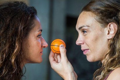 Laia Palau y Lucila Pascua, jugadoras de la selección española de baloncesto que consiguió la medalla de plata en Río 2016.-JORDI COTRINA