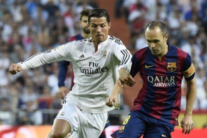 Andrés Iniesta, durante el partido disputado ayer frente al Real Madrid en el Bernabéu.-Foto: AFP