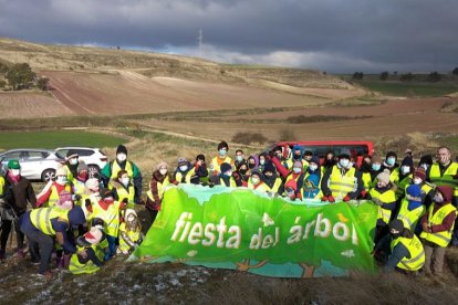 Foto de familia de los voluntarios de la plantación de árboles en los depósitos de agua Cerro de Moja Barbas. FUNDACIÓN OXÍGENO