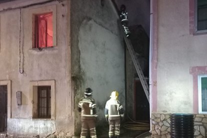 Los Bomberos intervienen en la vivienda afectada por el fuego. BOMBEROS DE BURGOS