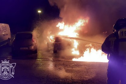 Los Bomberos sofocan un incendio de un un vehículo. BOMBEROS DE BURGOS