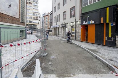 En 2018 se realizó un ensanchamiento de aceras en la plaza Hortelanos, en las traseras del Mercado Norte, afecta al estacionamiento regulado por la ORA.