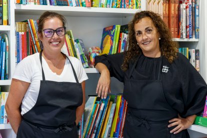 Arantzazu Suances y Sylvia Cernadas Guerrero regentan la librería La Silla Mágica entre San Pedro de la Fuente y Fuentecillas. SANTI OTERO