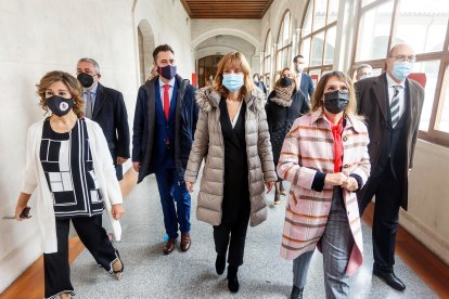 La consejera Rocío Lucas (dcha) y la ministra de Educación, Pilar Alegría, (centro) en su visita al IES López de Mendoza. SANTI OTERO