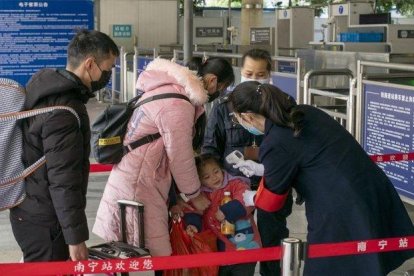 Autoridades en China realizan pruebas para detectar contagios del coronavirus de Wuhan.-EUROPA PRESS