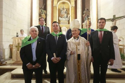 Los premiados posan con el arzobispo. RAÚL OCHOA