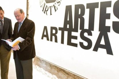 Antonio Bouza (d.) con Santonja (i.) y el edil Diego Fernández Malvido, en la inauguración de la exposición sobre ‘Artesa’ en el Arco de Santa María en febrero de 2010. ISRAEL L. MURILLO