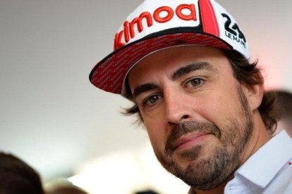 Fernando Alonso, hoy, durante el paseo por Le Mans de los participantes en las 24 Horas.-AFP / JEAN-FRANCOIS MONIER