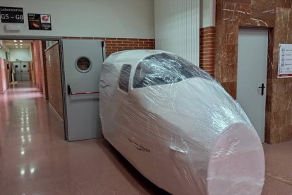 Uno de los simuladores de vuelo que estaban alojados en el Campus universitario de León, embalado para ser trasladado a Burgos. ICAL