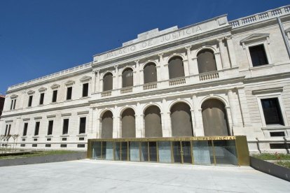 El arquitecto Primitivo González explica a los medios de comunicación las obras realizadas durante los últimos años para la rehabilitación del Palacio de la Justicia, sede del Tribunal Superior de Justicia de Castilla y León y de la Audiencia Provincial de Burgos.