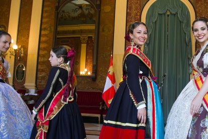 Las Reinas de las fiestas de San Pedro Burgos 2022 con las Falleras de Valencia. TOMÁS ALONSO