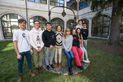 Los ocho jóvenes investigadores del IES Cardenal López de Mendoza que presentarán en el Iminjo sus trabajos de investigación del Bachillerato Internacional junto a la directora Mariluz García Parra. TOMÁS ALONSO