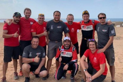 Fernando Alonso y Marc Coma posan con los miembros de su equipo al final de la prueba.-TWITTER FERNANDO ALONSO