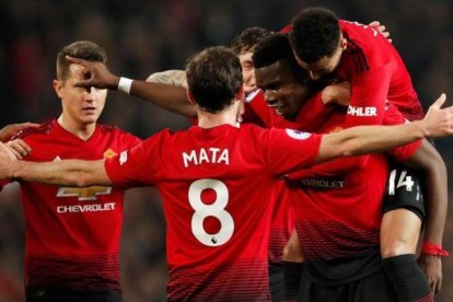 Los jugadores del Manchester United felicitan a Paul Pogba por uno de los dos goles del jugador francés al Huddersfield en diciembre.-DAVID KLEIN (REUTERS)