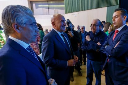 Roberto Saiz y Jesús Julio Carnero conversan con Daniel de la Rosa antes del acto de presentación de la candidatura de Burgos 2031. SANTI OTERO