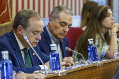 Martínez Acitores y Martín durante un Pleno municipal. SANTI OTERO